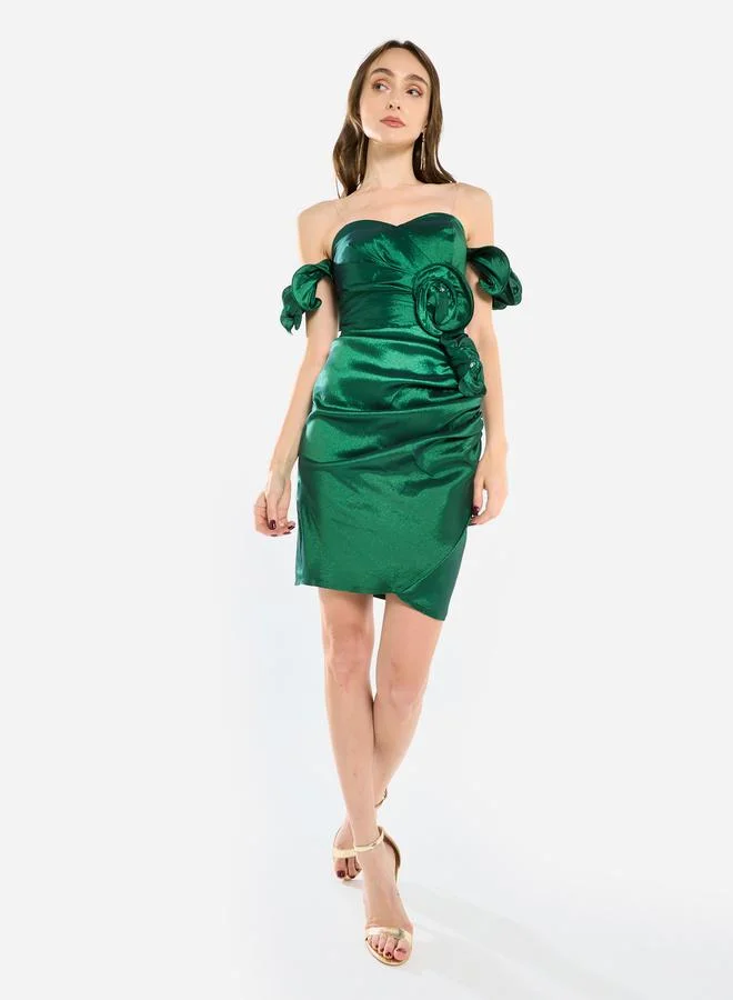 هاوس اوف مودا فستان قصير ساتان بتفاصيل وردة